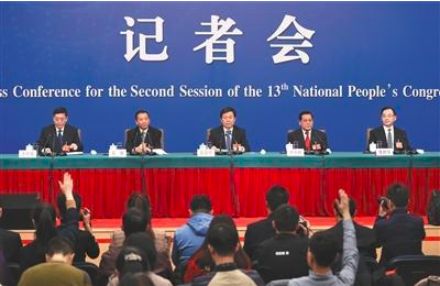 昨日，十三屆全國(guó)人大二次會(huì)議舉行記者會(huì)，全國(guó)人大監(jiān)察和司法委員會(huì)副主任委員徐顯明（中）、全國(guó)人大財(cái)政經(jīng)濟(jì)委員會(huì)副主任委員尹中卿（右二）等就“人大監(jiān)督工作”相關(guān)問(wèn)題回答中外記者提問(wèn)